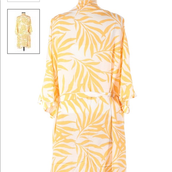 Maison Du Soir
yellow or some would day orange 
Nice robe excellent condition. - Picture 2 of 3